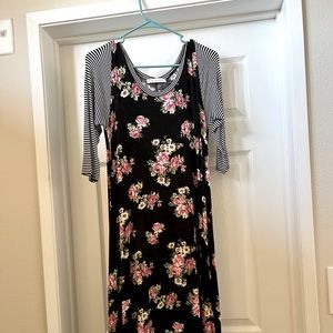 Comfy dress. Great shape, but small hole in sleeve.